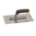 Nazubljeni rostfrei gleter s gumenom drškom dimenzija 280x130x4 mm