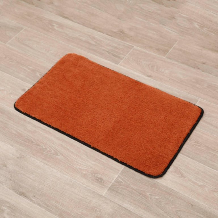Tendance narančasti kupaonski tepih 45x75 cm od mikrovlakana s crnim obrubom