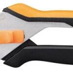 FISKARS Solid P331 mimoilazne vrtne škare s metalnim ručkama i SoftGrip detaljima
